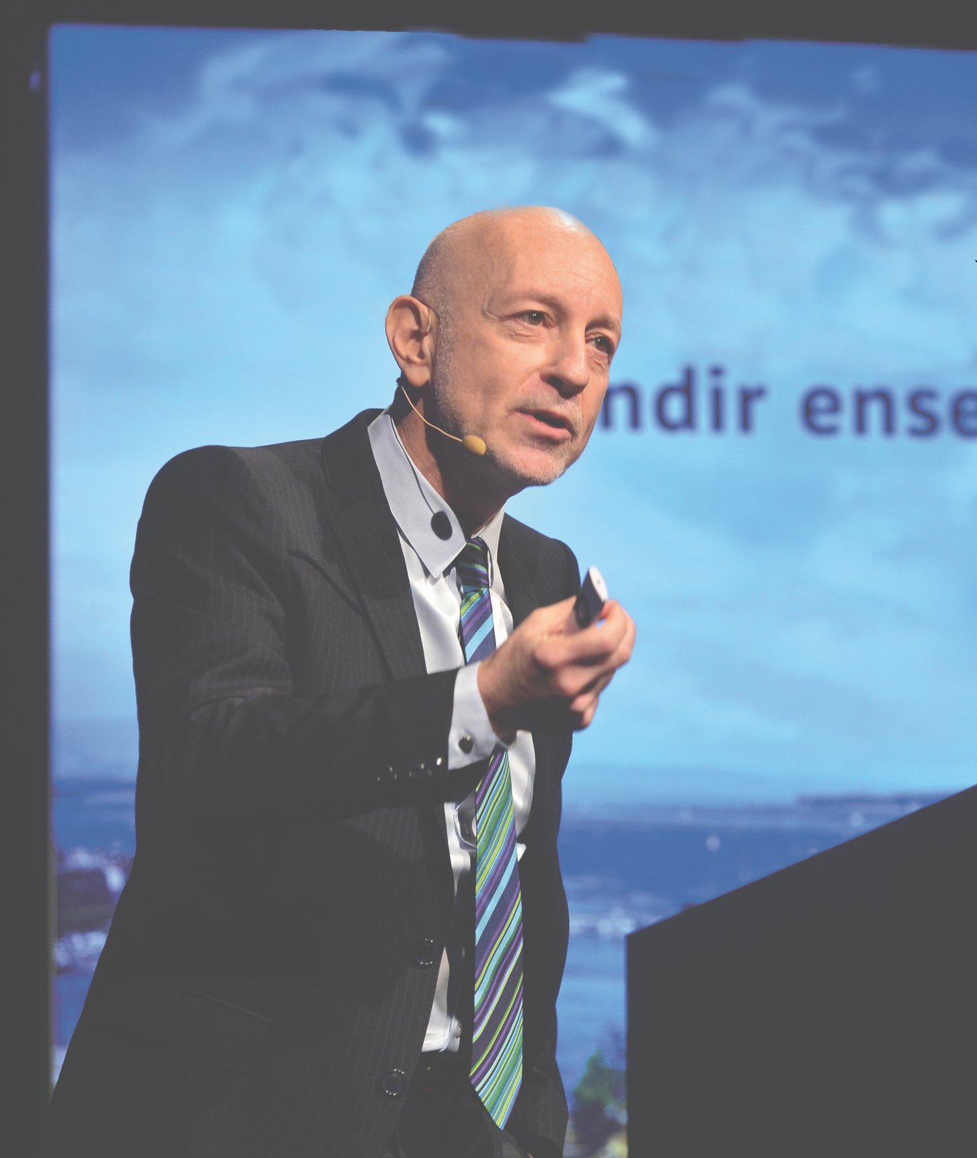 Prof. Dr. Raphaël H Cohen delivering a keynote on stage